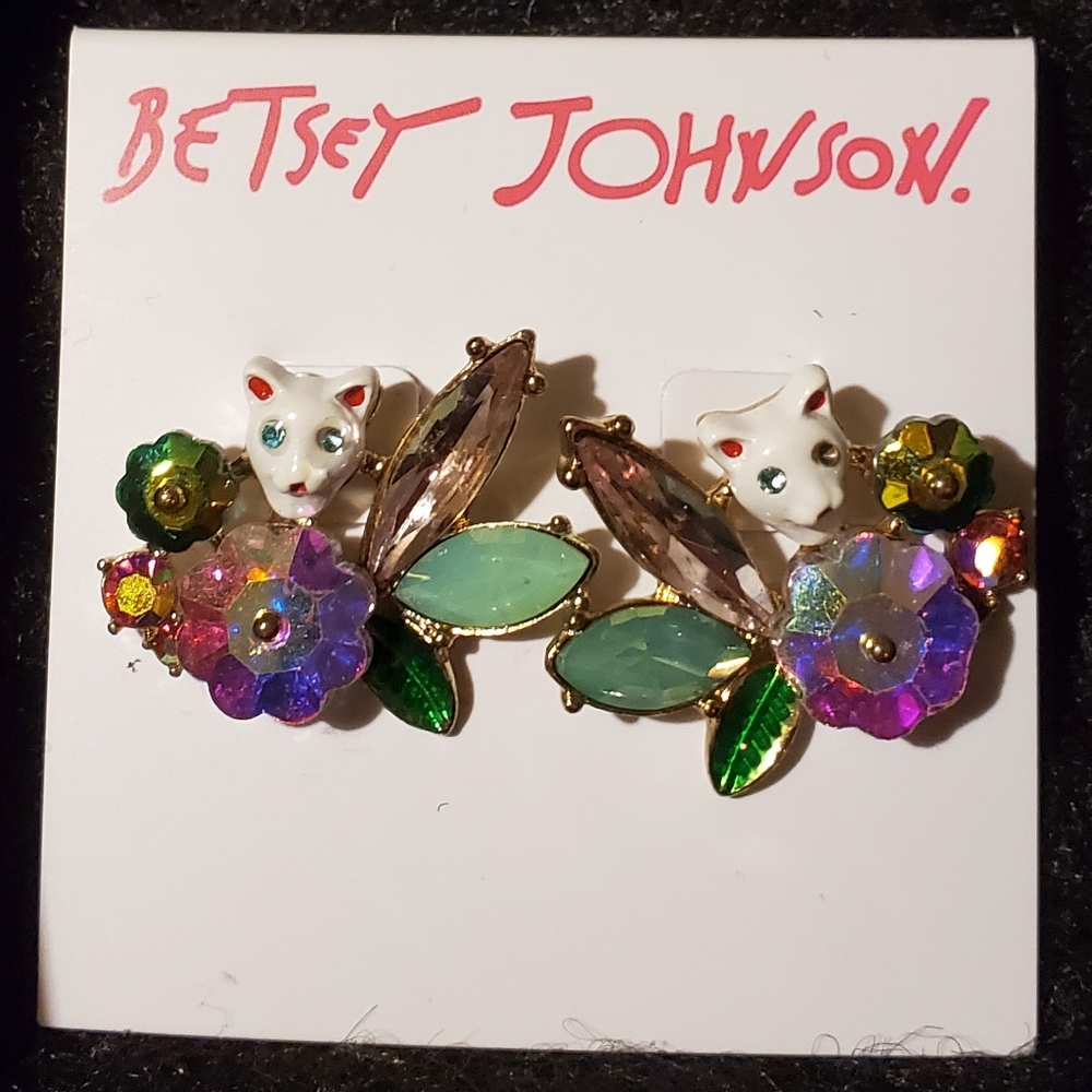 Betsey Johnson White Cat Flower Cluster Stud Earrings Gold Tone (NWT) - Picture 6 of 7